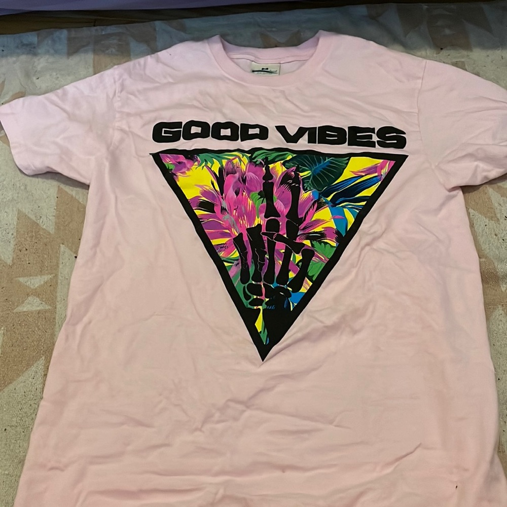 Pink good vibes graphic tshirt